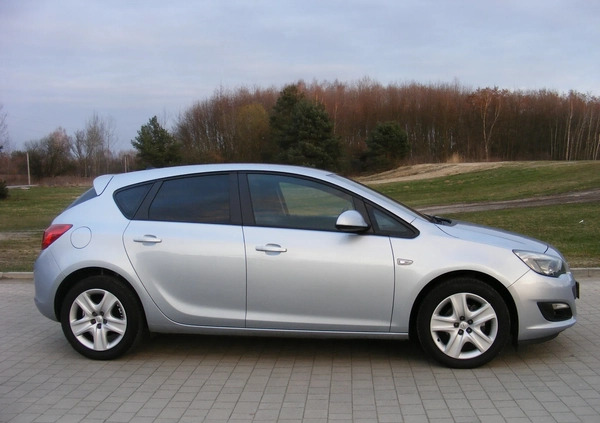 Opel Astra cena 34500 przebieg: 81000, rok produkcji 2014 z Tarnobrzeg małe 596